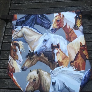 Uzsonnás táska , vízlepergető anyagból, lovak - táska & tok - uzsonna- & ebéd tartó - ebéd tasak, doboz - Meska.hu