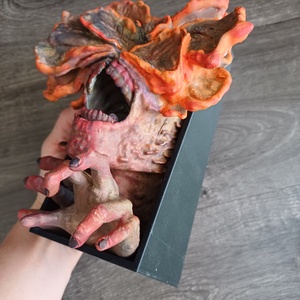 Clicker (The last of us) book nook, könyvespolc dízs - otthon & életmód - dekoráció - asztal és polc dekoráció - könyvtámasz - Meska.hu