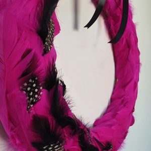 Extravagáns pink tollas koszorú - otthon & életmód - virágdekoráció - virágdíszek - dekor koszorúk, kopogtatók - Meska.hu