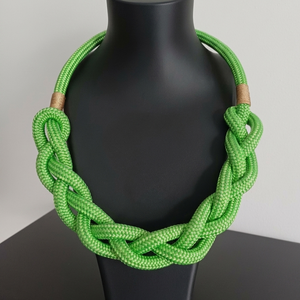 Kézműves fonott hajókötél nyaklánc � almazöld és arany színekben - ékszer - nyaklánc - statement nyaklánc - Meska.hu