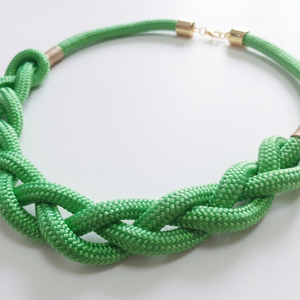 Kézműves fonott hajókötél nyaklánc � almazöld és arany színekben - ékszer - nyaklánc - statement nyaklánc - Meska.hu