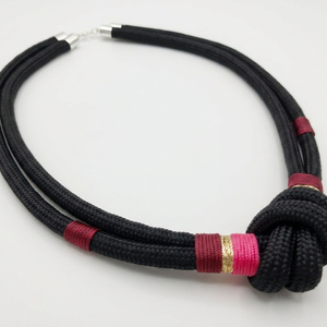 Kézműves kötél nyaklánc � fekete, bordó, arany és pink - ékszer - nyaklánc - statement nyaklánc - Meska.hu