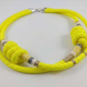 Kézműves kétszálú kötél nyaklánc � neon sárga, ezüst és arany díszítéssel - ékszer - nyaklánc - statement nyaklánc - Meska.hu