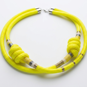 Kézműves kétszálú kötél nyaklánc � neon sárga, ezüst és arany díszítéssel - ékszer - nyaklánc - statement nyaklánc - Meska.hu