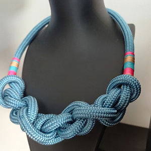 Kék csomózott hajókötél nyaklánc színes részletekkel - ékszer - nyaklánc - statement nyaklánc - Meska.hu