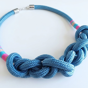 Kék csomózott hajókötél nyaklánc színes részletekkel - ékszer - nyaklánc - statement nyaklánc - Meska.hu