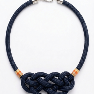 Sötétkék, elegáns csomózott hajókötél nyaklánc - ékszer - nyaklánc - statement nyaklánc - Meska.hu