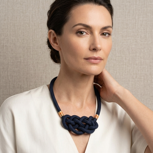 Sötétkék, elegáns csomózott hajókötél nyaklánc - ékszer - nyaklánc - statement nyaklánc - Meska.hu