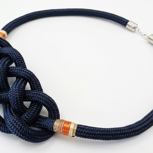 Sötétkék, elegáns csomózott hajókötél nyaklánc - ékszer - nyaklánc - statement nyaklánc - Meska.hu