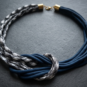 Többszálas csomózott paracord nyaklánc - sötétkék, pepita - ékszer - nyaklánc - statement nyaklánc - Meska.hu