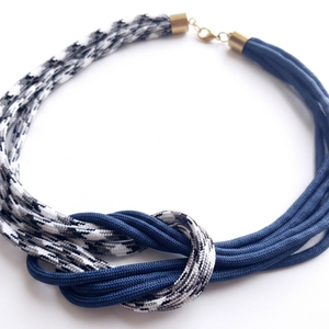Többszálas csomózott paracord nyaklánc - sötétkék, pepita - ékszer - nyaklánc - statement nyaklánc - Meska.hu