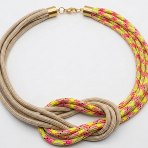 Többszálas csomózott paracord nyaklánc - bézs, pink-sárga tarka - Meska.hu