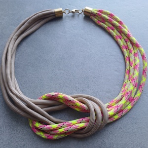 Többszálas csomózott paracord nyaklánc - bézs, pink-sárga tarka - ékszer - nyaklánc - statement nyaklánc - Meska.hu