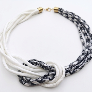 Többszálas csomózott paracord nyaklánc - fehér, pepita - Meska.hu