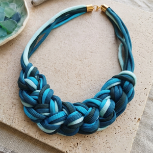 "Bohém vitorlás" - paracord nyakánc, Ékszer, Nyaklánc, Statement nyaklánc, Csomózás, Dobd fel a mindennapi szetted ezzel a vagány, paracord nyaklánccal!
​Strapabíró és szuperkönnyű par..., MESKA