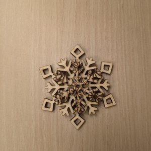 Gravírozott karácsonyi dísz - karácsony - karácsonyi lakásdekoráció - karácsonyfa szoknya, karácsonyfa alátét - Meska.hu