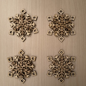 Gravírozott karácsonyi dísz - karácsony - karácsonyi lakásdekoráció - karácsonyfa szoknya, karácsonyfa alátét - Meska.hu