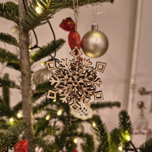 Gravírozott karácsonyi dísz - karácsony - karácsonyi lakásdekoráció - karácsonyfa szoknya, karácsonyfa alátét - Meska.hu