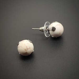 Magnezit fülbevaló, 10 mm � fehér matt ásványgolyó nemesacél foglalatban - Meska.hu