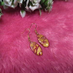 Arany-piros márványos polyclay fülbevaló � ellipszis - ékszer - fülbevaló - lógó fülbevaló - Meska.hu