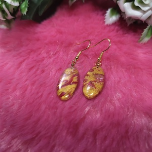 Arany-piros márványos polyclay fülbevaló � ellipszis - ékszer - fülbevaló - lógó fülbevaló - Meska.hu