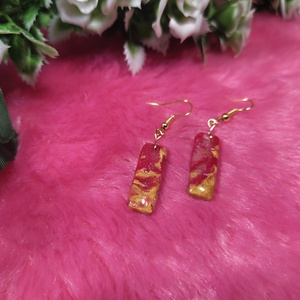 Arany-piros márványos polyclay fülbevaló � téglalap - ékszer - fülbevaló - lógó fülbevaló - Meska.hu