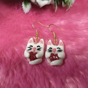 Szívecskés polyclay cica fülbevaló, Ékszer, Fülbevaló, Lógó fülbevaló, Ékszerkészítés, Gyurma, MESKA