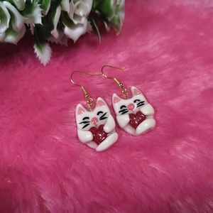 Szívecskés polyclay cica fülbevaló - ékszer - fülbevaló - lógó fülbevaló - Meska.hu