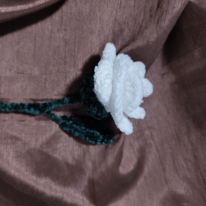 Horgolt fehér zsenília rózsa - otthon & életmód - virágdekoráció - virágok - szálas virág - Meska.hu