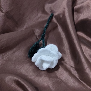 Horgolt fehér zsenília rózsa - otthon & életmód - virágdekoráció - virágok - szálas virág - Meska.hu