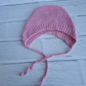 Rózsaszín kötött sapka és csizmakészlet, a csizmák kényelmes viselet otthon, hogy melegen tartsa a lábát, a sapka melegí - baba - mama - babaruházat - babasapka - Meska.hu