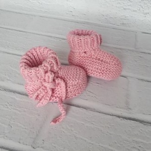 Rózsaszín kötött sapka és csizmakészlet, a csizmák kényelmes viselet otthon, hogy melegen tartsa a lábát, a sapka melegí - baba - mama - babaruházat - babasapka - Meska.hu