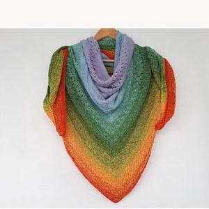Kötött szivárványos kendő. Gyönyörű sálként használható. Háromszög alakú. Szállításra kész, Ruha & Divat, Sál, Sapka, Kendő, Stóla, Horgolás, MESKA