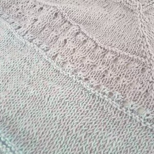 Kötött szivárványos kendő. Gyönyörű sálként használható. Háromszög alakú. Szállításra kész - ruha & divat - sál, sapka, kendő - stóla - Meska.hu