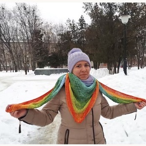 Kötött szivárványos kendő. Gyönyörű sálként használható. Háromszög alakú. Szállításra kész - ruha & divat - sál, sapka, kendő - stóla - Meska.hu