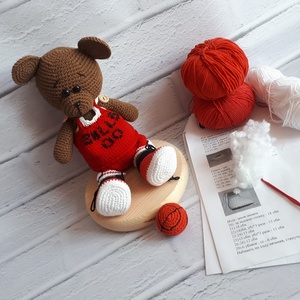 Amigurumi maci ruhákkal egy készletben, Zsebmaci,A Chicago Bulls kötött Teddy Bear csatlakozott kedvenc kosárlabdacsapat - diy (csináld magad) - egységcsomag - Meska.hu
