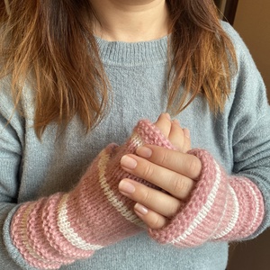 Kesztyű Horgolt ujjak - Ujjatlan kesztyűk - Sötétben világító kesztyű - Kézi kötésű  ujjatlan  szivecskés   - ruha & divat - sál, sapka, kendő - kesztyű - Meska.hu