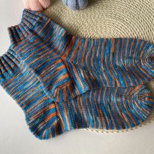 Férfi kötött zokni 44-45 méretig. Az otthoni zokni kék-narancssárga, Ruha & Divat, Cipő & Papucs, Zokni, Kötés, MESKA