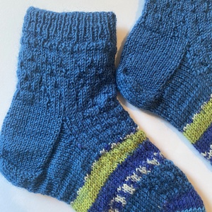 Gyerekzokni mérete EU33-34 vagy 20.5cm.kézzel kötött gyerekzokni, nagyon meleg otthon. BABY, tipegő, gyermek gyapjú zo - karácsony - mikulás - mikulás zsák - Meska.hu