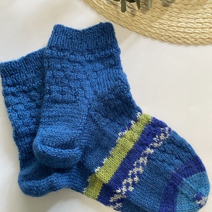 Gyerekzokni mérete EU33-34 vagy 20.5cm.kézzel kötött gyerekzokni, nagyon meleg otthon. BABY, tipegő, gyermek gyapjú zo - karácsony - mikulás - mikulás zsák - Meska.hu