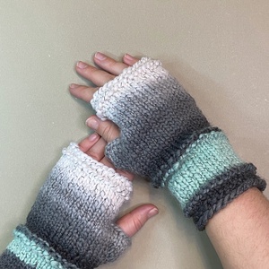 Szürke fehér és türkiz kötött kesztyű - Ujjatlan kesztyű - Kézzel kötött ujjatlan kesztyű - telefonhoz - ruha & divat - sál, sapka, kendő - kesztyű - Meska.hu