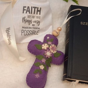 Kereszt, filc virágokkal-Bibliai igés zsákban-LOVE-lila - otthon & életmód - vallás - kereszt - Meska.hu