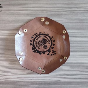 Remeték Titkos Társasága logóval ellátott kockadobó tálca - játék & sport - táblajáték és kártyajáték - társasjátékok - dobókocka - Meska.hu