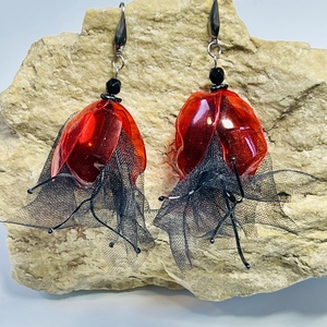 Piros és fekete virág fülbevaló - Meska.hu