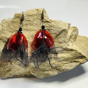 Piros és fekete virág fülbevaló - ékszer - fülbevaló - lógó fülbevaló - Meska.hu