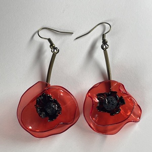Pipacs lógó fülbevaló, újrahasznosított virág - ékszer - fülbevaló - lógó fülbevaló - Meska.hu