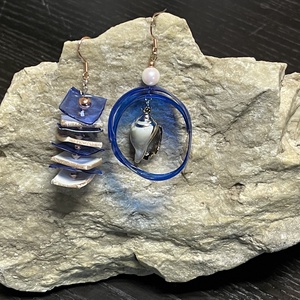Felemás lógó kagylós fülbevaló  kobaltkék kiegészítővel - ékszer - fülbevaló - lógó fülbevaló - Meska.hu