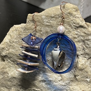 Felemás lógó kagylós fülbevaló  kobaltkék kiegészítővel - Meska.hu
