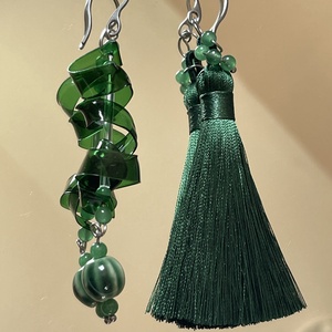 Méregzöld/ smaragd zöld felemás fülbevaló absztrakt stílusban  - Meska.hu