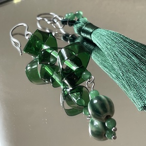 Méregzöld/ smaragd zöld felemás fülbevaló absztrakt stílusban  - ékszer - fülbevaló - lógó fülbevaló - Meska.hu